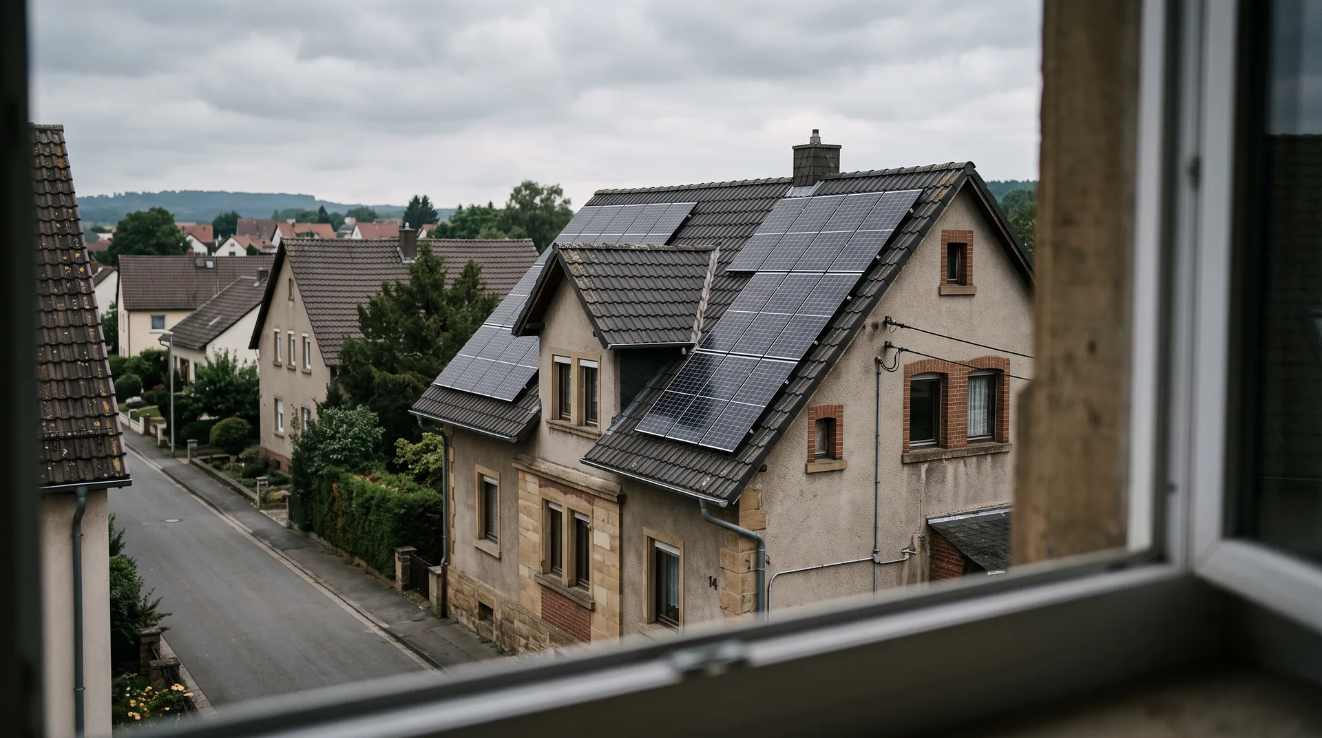 Wie viel bringt ein Ostwestdach gegenüber einem Süddach?